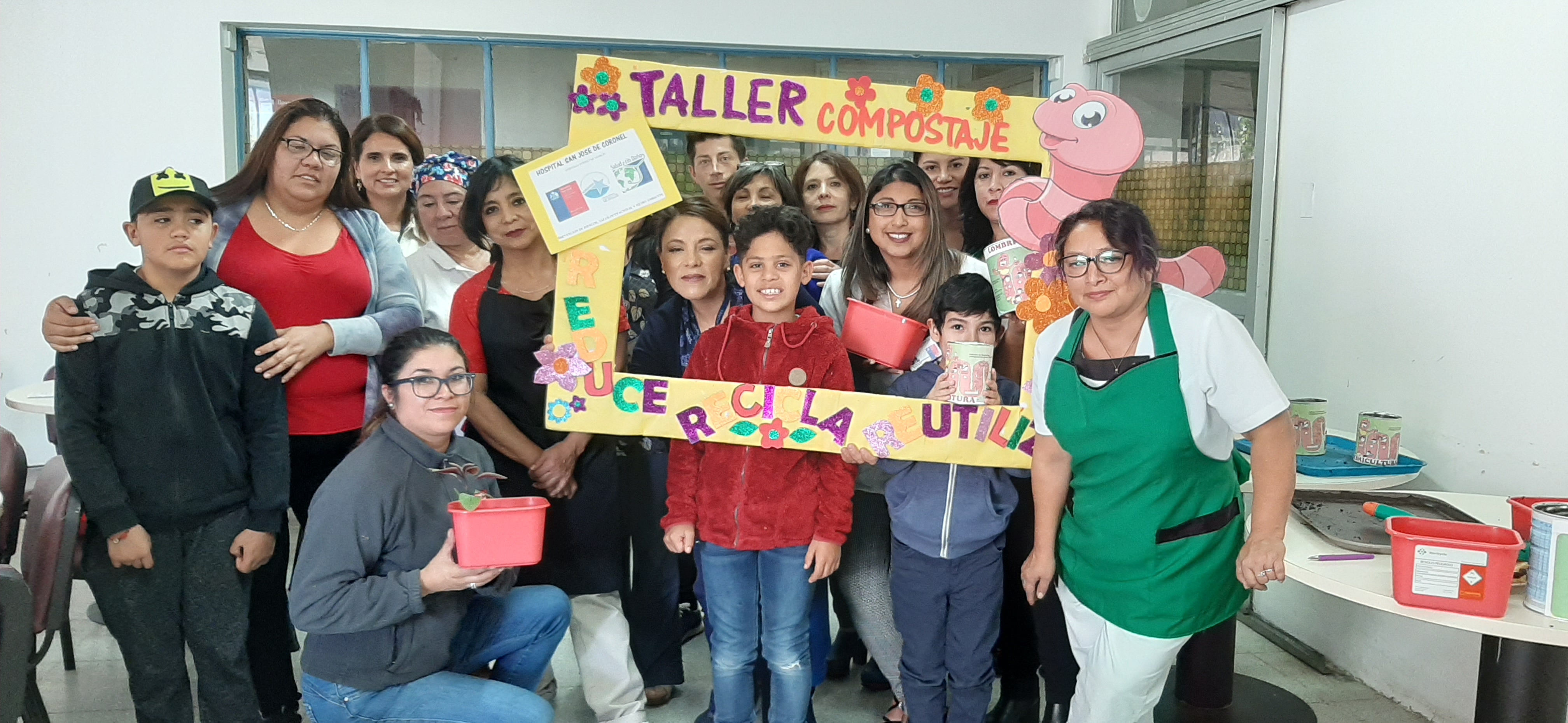 Funcionarios e hijos de trabajadores de la salud del Hospital San José de Coronel participaron en taller de Compostaje y Lombricultura